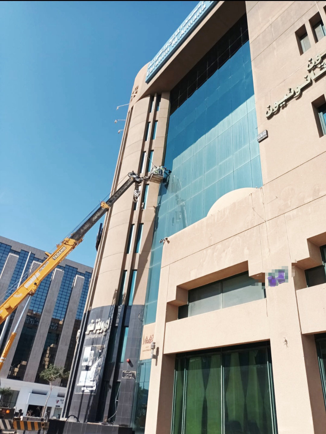 ألتل الذهبي للصيانة والتشغيل - خطوات العمل لتنظيف الواجهات الزجاجية في الرياض بمعاينة وعرض سعر واضح